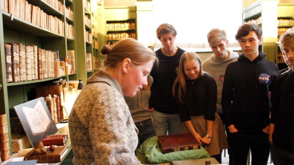 Domkyrkobibliotekarien Elin Andersson träffade under onsdagen elever från en naturklass, årskurs 2, på Europaskolan.