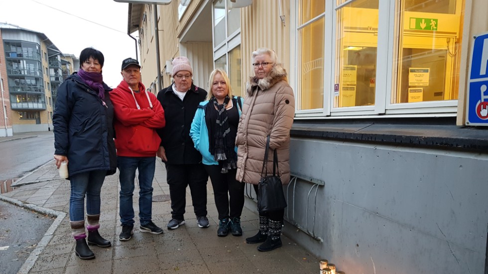 En grupp människor samlades utanför Försäkringskassan i Piteå.