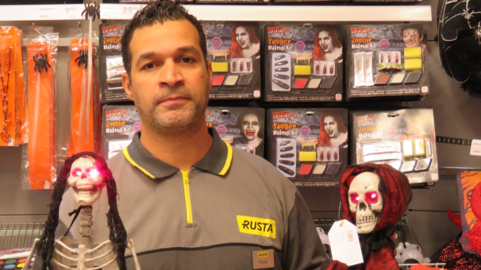 Firas Kassem, chef för Rusta i Boländerna, har under sina 17 år i butiken sett hur intresset för halloween ökat år för år. 
