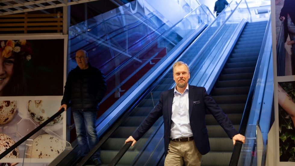 Efter drygt 20 år som butikschef i Galleria Kvarnen tar Jonny Bertholdsson rulltrappan upp till stadshuset istället.