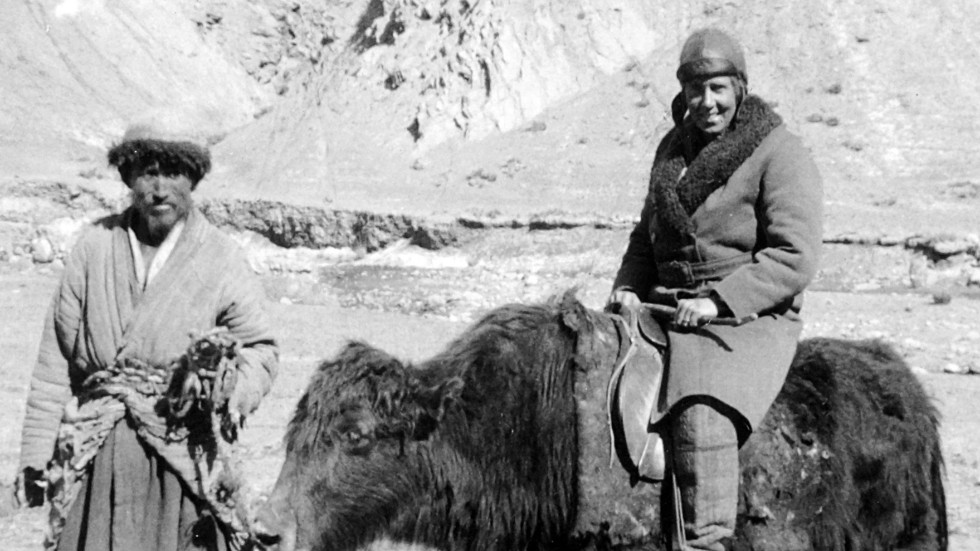 Elisabeth Höök och en icke namngiven karavanman på väg över Himalaya.  