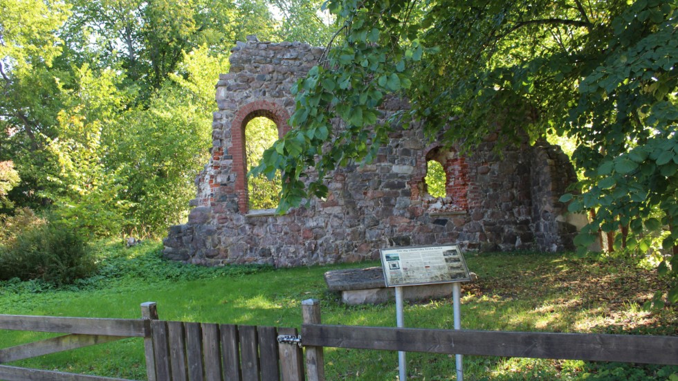 Detta är vad som återstår av kyrkoruinen i dag. Den är belägen i anslutning till Gamlebyvikens friskola, som drivs av Josua.