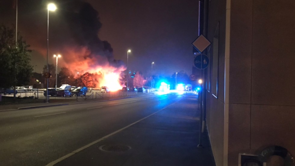 Fem bilar totalförstördes i bränderna.