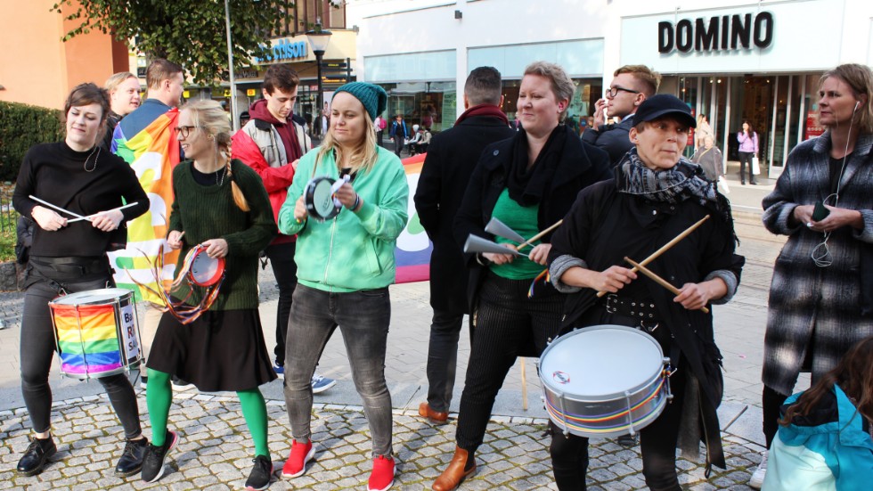Feministiska slagverksgruppen Baqueta Rriot trummade i gång fredagens klimatstrejk i Norrköping.