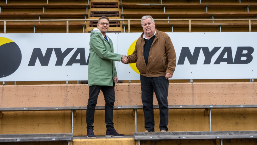 Johan Larsson, koncernchef för Nyab, tillsammans med IFK Luleås vice ordförande Ingemar Ek.