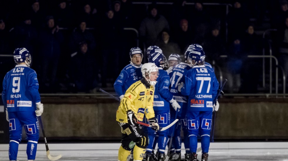 IFK Motala jublar efter ett av målen i segermatchen senast mot Broberg. På torsdagskvällen väntar Vänersborg borta i omgång elva av elitserien.