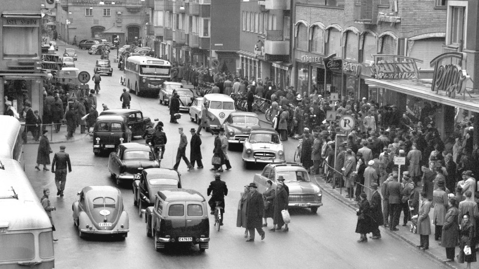 Påskafton 20 april 1957 och det är febril aktivitet på Trädgårdstorget i Linköping.