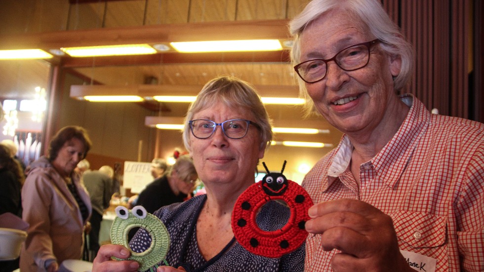 Maria Wikehult och Ann-Marie Kolterjahn visar virkad extrautrustning för kameraobjektiv.