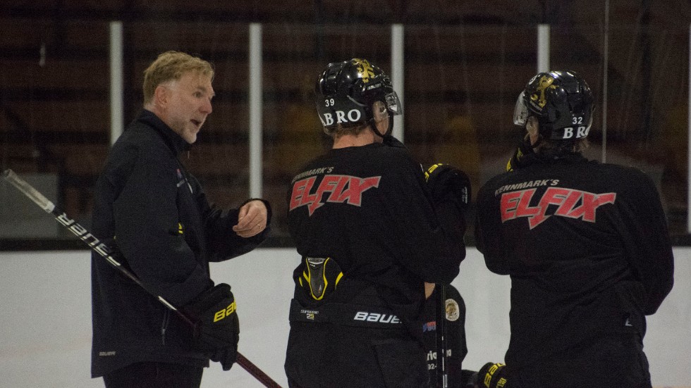 VH-tränaren Peter Nordström instruerar spelarna på sista träningen inför hemmapremiären. Kanske handlar det just om att inte tappa pucken för enkelt...