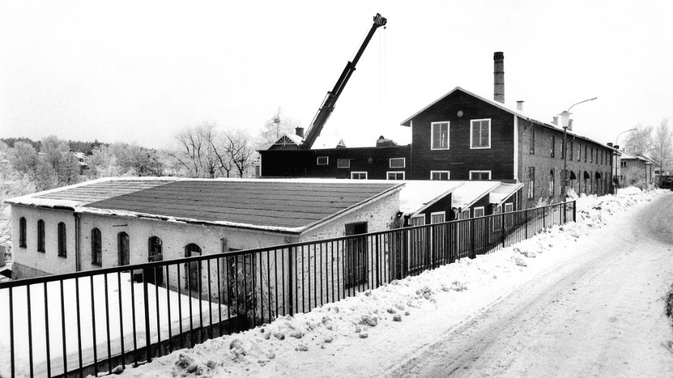 19 februari 1977 och rivningarna av Martin Ängquists industribyggnader i Tannefors har påbörjats. På senare år har det gamla tvätteriområdet varit aktuellt då det behövdes saneras på miljögifter.