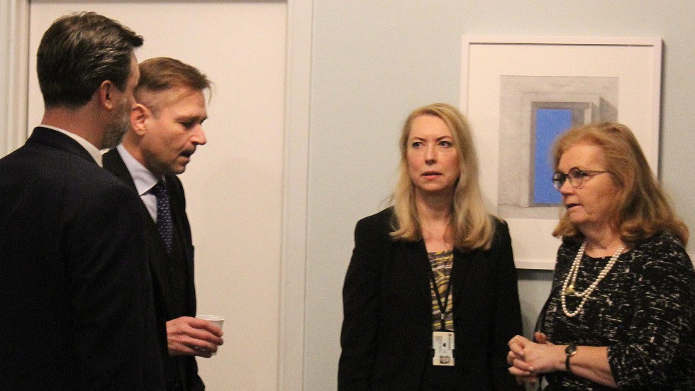 Till vänster förvaret bestående av advokaterna Lundqvist och Abrahamsson. Till höger åklagarsidans Eva-Lena Wessman och Gunilla Arph Malmberg.