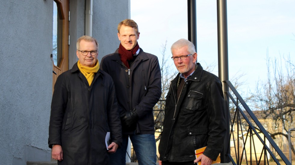 Marcus Alsér gav sin bild av hur man ska lösa utmaningar med rekrytering och infrastruktur i kommunen. Från höger: Jacob Käll, Marcus Alsér och Anders Åkesson. 