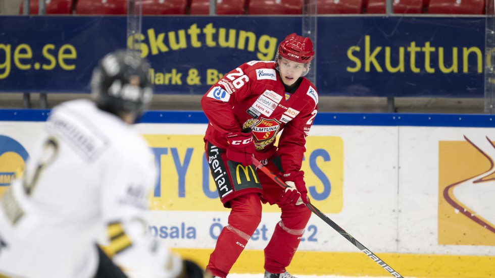 Tobias Åhström har nu gjort tre mål och tre assist på sina sju matcher i Almtuna. På fredag tas beslut om han blir kvar i Uppsala eller ska tillbaka till seriekonkurrenten Modo.