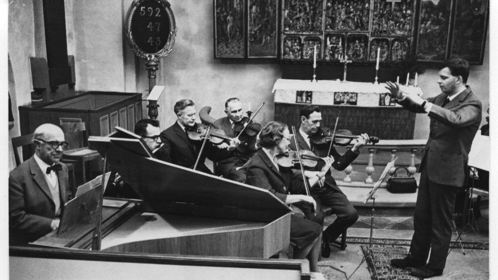 På bilden ses urmedlemmar ur Gnesta musiksällskap vid en konsert i Frustuna kyrka på 60-talet. 
