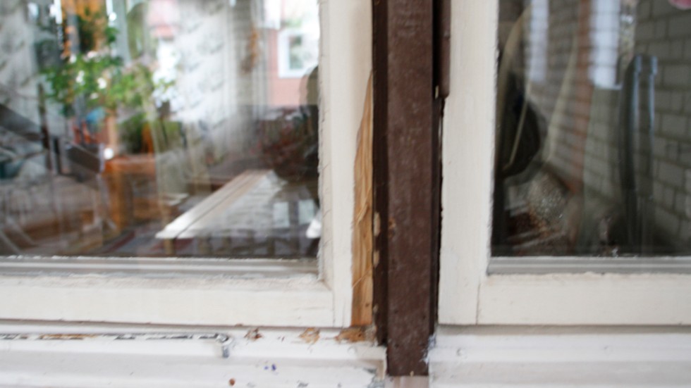 Tre främmande män tog sig in i villan på Lärkträdsvägen genom att lyfta bort ett fönster.