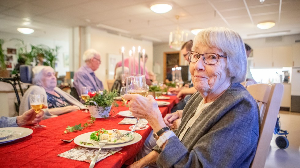 Ingegerd Rasmusson skålar på onsdagens julfest på Pjäsen. Pengar från Åkermanska stiftelsen gjorde att de boende fick en festlig trerätters middag.