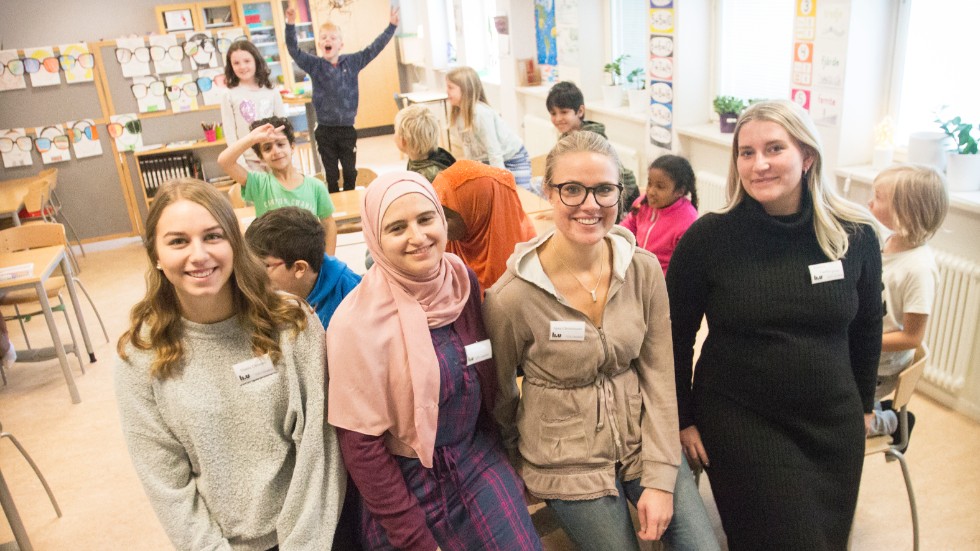 Hanna Carlsson, Fatima Melhem Saleh, Anna Christensson och Rebecca Landbergsson på populärt besök i Hannas praktikklass 2C på Nyhem.