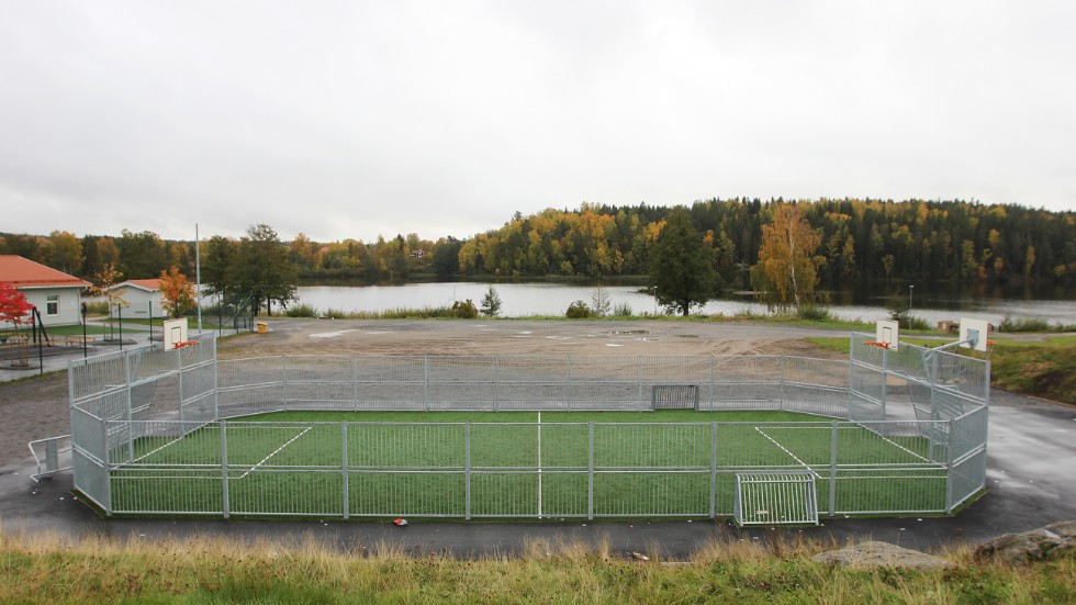 Den nya näridrottsplatsen ligger placerad mellan förskolan och bostadsområdet i Salsta precis intill vattnet.
