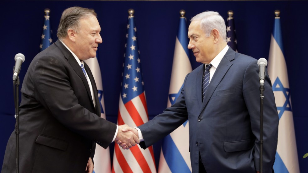 Benjamin Netanyahu, t h, känner fullt stöd från USA och utrikesminister Mike Pompeo.