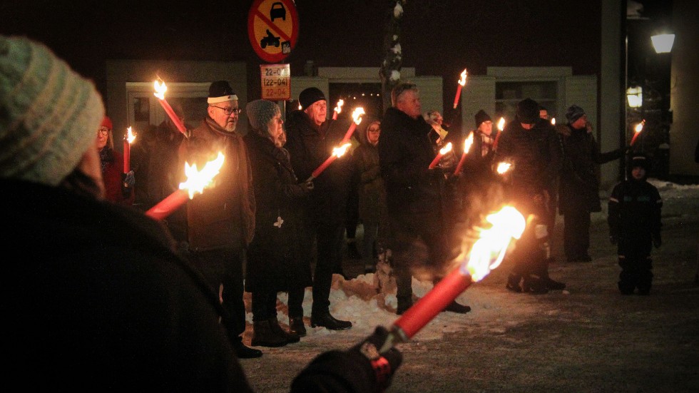 Ett 60-tal personer deltog i manifestationen mot rasism och främlingsfientlighet i Enköping på lördagseftermiddagen. 