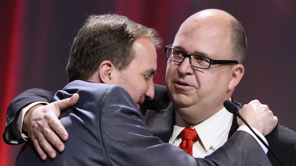 Stefan Löfven vänslas med LO:s ordförande Karl-Petter Thorwaldsson vid partikongressen 2013.