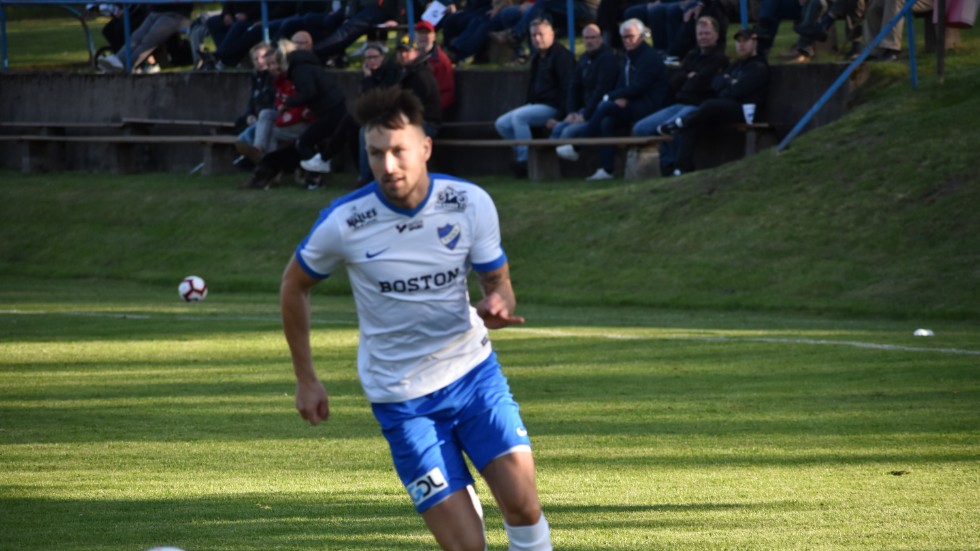Anton Carlsson på hugget. IFK Tuna möter IFK Västrevik i sista hemmamatchen för säsongen. 