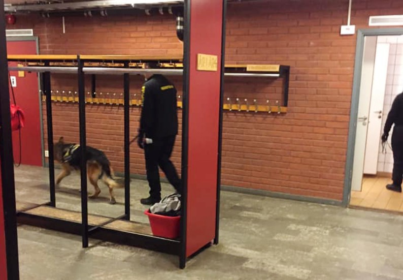 Narkotikahundar är en del i skolornas drogförebyggande arbete. På fredagen sniffade hundarna runt på Astrid Lindgrens skola och Vimarskolan.