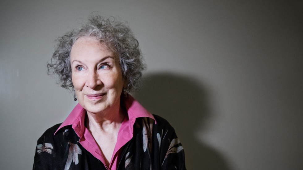 Margaret Atwood (född 1939) är en kanadensisk författare med drygt 40 böcker i bagaget. "Tjänarinnas berättelse" (1985) är hennes mest kända bok. "Gileads döttrar" är den efterlängtade uppföljaren.
