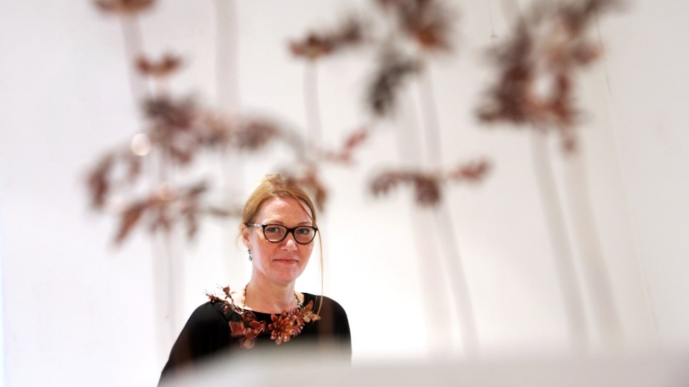 Med inspiration från tre trädgårdar ställer Lisa Rondahl Pedersen för första gången ut på Gotland. Halssmycket är en hyllning till Frida Kahlo.