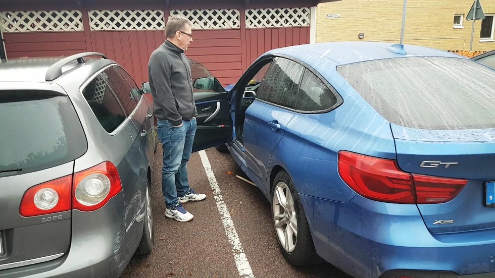 Det blev till att jobba hemma på torsdagen för Michael Borg i Mjölby. Tjuvar har stulit ratten i hans BMW.