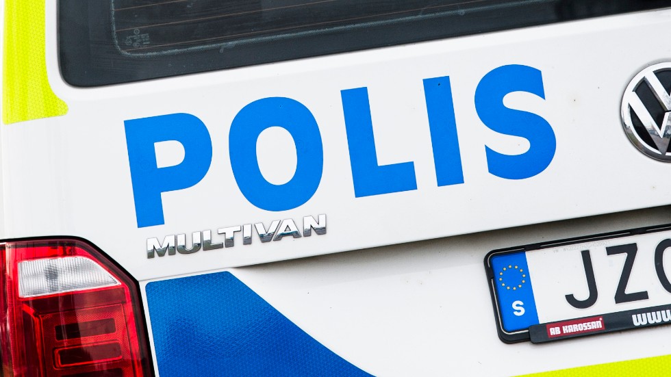 En bilförare som stoppades av polisen i Vingåker under natten till tisdagen misstänks för flera olika brott.