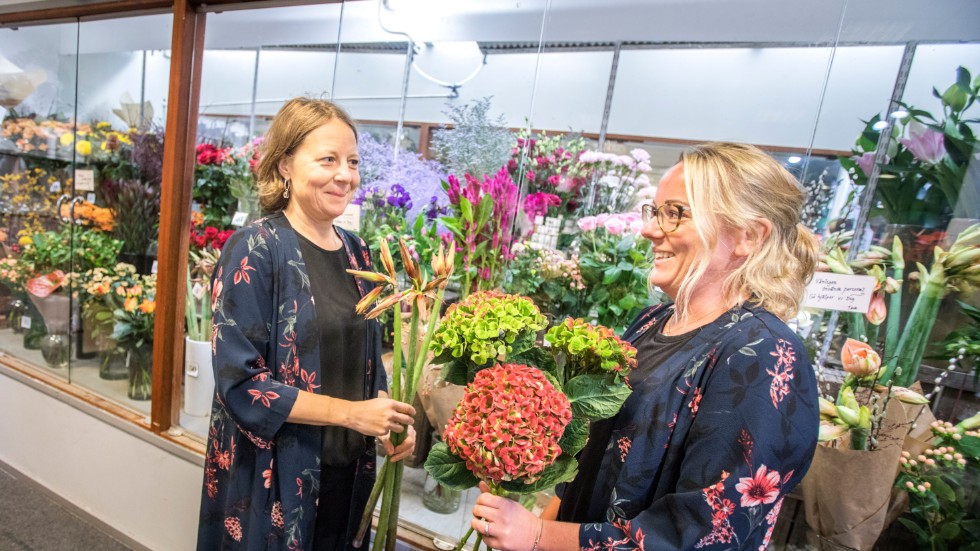Åsa Johansson och Frida Kalmén är utbildade florister och binder alla buketter själva i butiken.