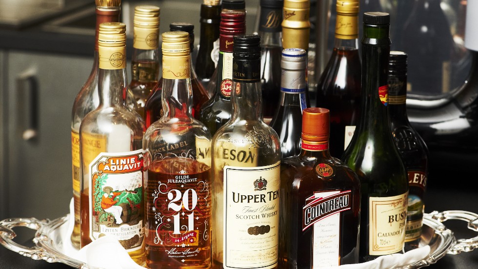 En man står åtalad för att ha stulit alkohol från en restaurang i Norrköping.