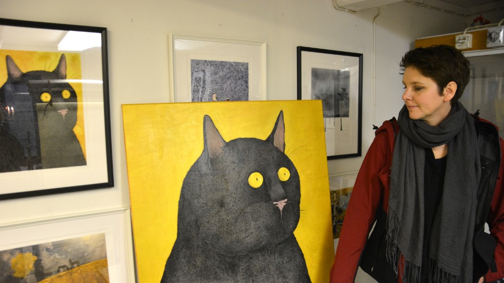 Katten Sigge, den tavla som Clara Lindegren ställer ut på Liljevalchs vårsalong i januari. Den målade akryltavlan är fotograferad och sedan arbetad med digitalt (den lilla tavlan till vänster är det färdiga resultatet).