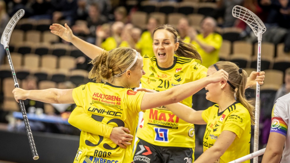 Yeeeees! Elin Roos, Anna Karlsson och Ellen Bäckstedt jublar efter ett av målen i segern mot Täby.