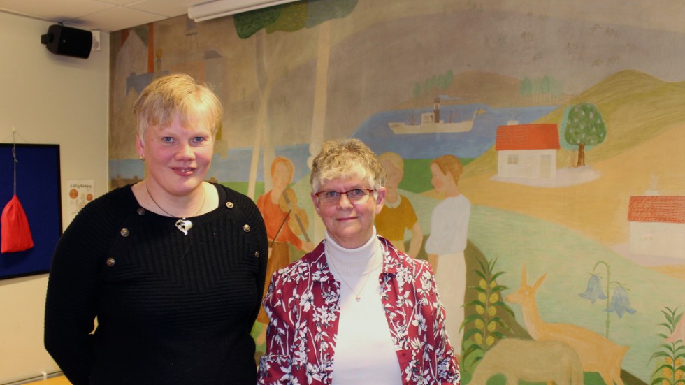 Susanne Sjösten, rektor och Kerstin Nygren framför den klassiska väggmålningen av konstnären Fritz Grahn.
