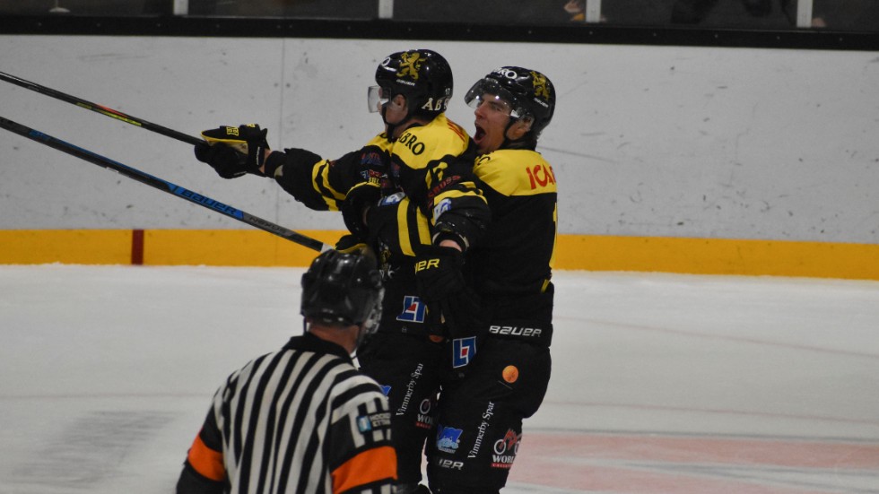 Segerjubel. Mattias Wigley kramar om Pelle Ström, som precis har skjutit in 3-1 i öppen kasse. 