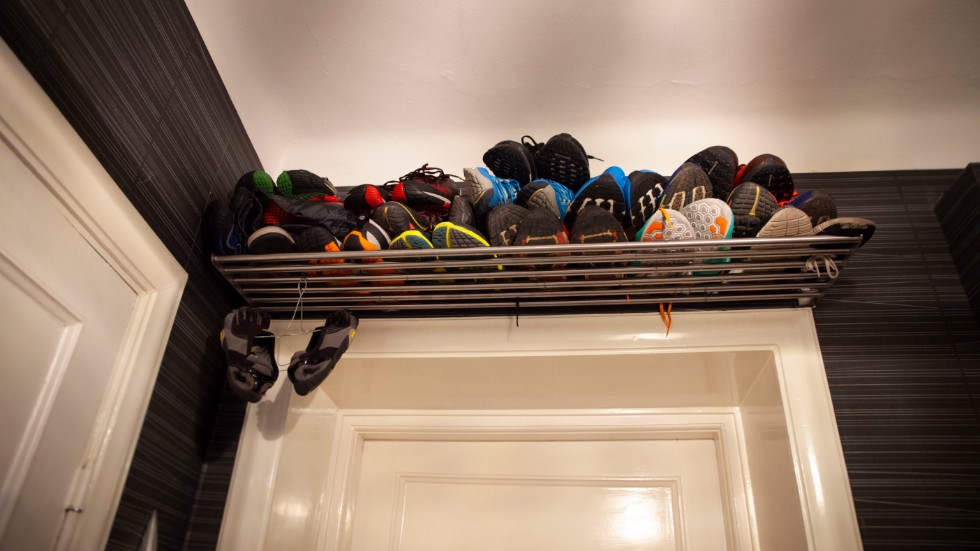 Många skor blir det hemma hos en maratonlöpare. Sven har samlat en del av dem på en hylla ovanför entrédörren.