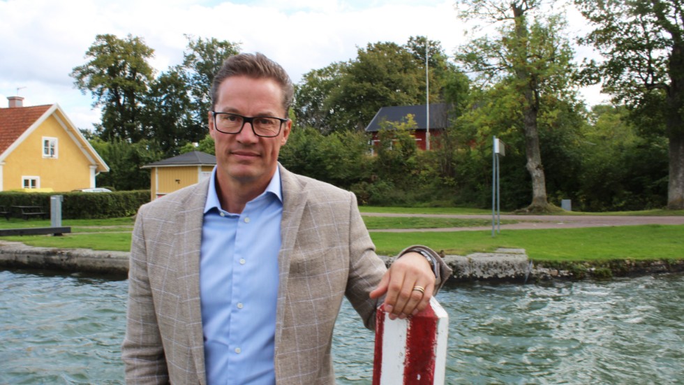 Kanalbolagets vd Roger Altsäter hoppas kunna inviga ett besökscentrum 2022 eller 2023. Vid den röda ladan i bakgrunden är det tänkt att det ska ligga.