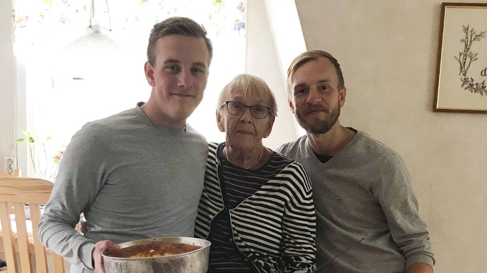 Bröderna Lamberg, Lukas och Anton, bakade en ostkaka tillsammans med mormor Britta Johansson som gick hem hos juryn, så man knep en av två platser till SM.