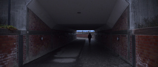 "Nattsvart" gångtunnel gör Gnestabor rädda
