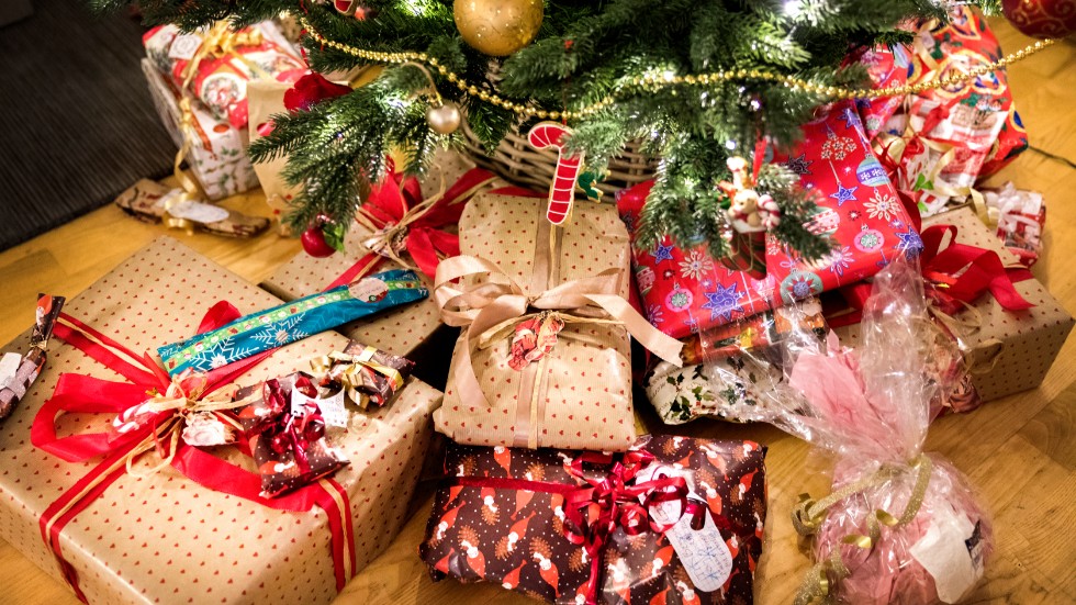 I  år kommer tomten två gånger. Redan i våras fick de kommunanställda i Hultsfred en julgåva i förskott. Och nu anslås kommunen pengar en julaktivitet.