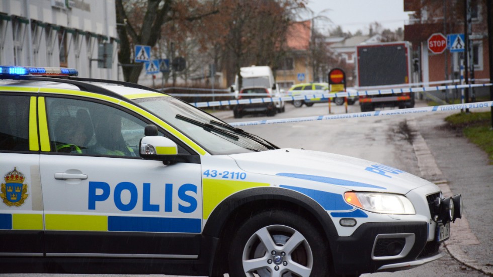 Ett helt kvarter spärrades av mitt i Eksjö under måndagsmorgonen sen en misstänkt sprängladdning hittats in till en restaurang i området.
