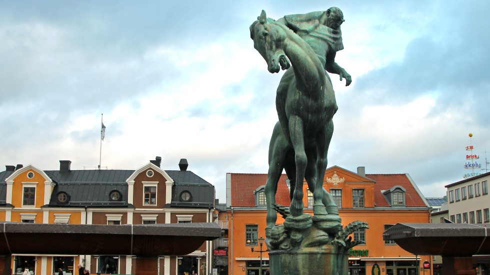 Linköpings självklara centrum, med Carl Milles berömda staty, förtjänar ett bättre öde. 