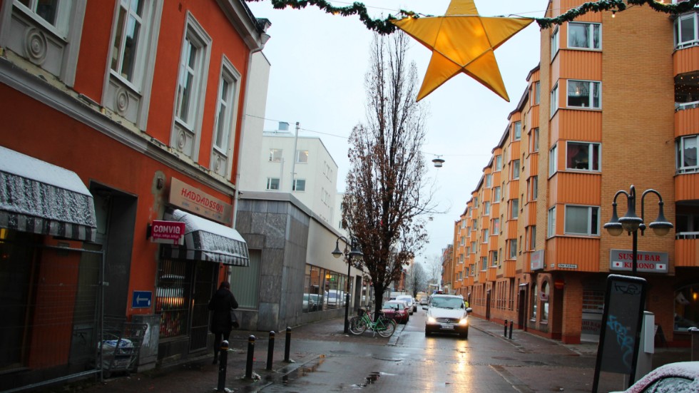 2019. I torsdags kom Hospitalsgatans julbelysning på plats. Dock når den inte lika långt österut på gatan som förr i tiden. Den är inte mindre efterlängtad för det.