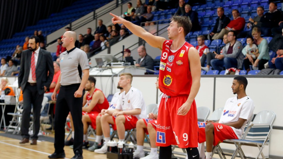 Uppsala Basket herr lade ned och ansöker nu om konkurs. Här syns Oskar Granat under fjolårets blytunga säsong i Fyrishov.
