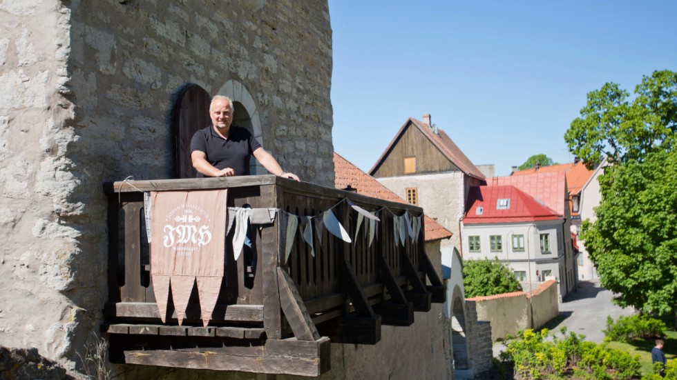 Patrik Rees på balkongen vid Johan målares hus i Visby innerstad. 