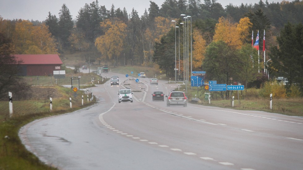 På sträckan Enköping-Litslena har det sedan 2003 skett 34 polisrapporterade olyckor. Ett mitträcke minskar risken för allvarliga mötesolyckor.
