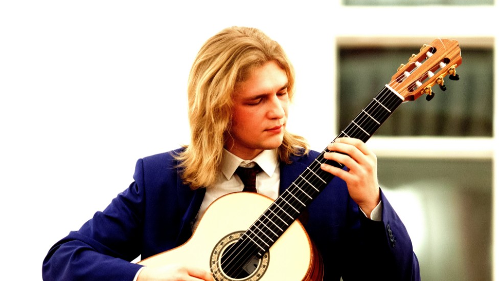 Roman Zorkin,  mästare på klassisk gitarr, ger konsert i Floda kyrka.