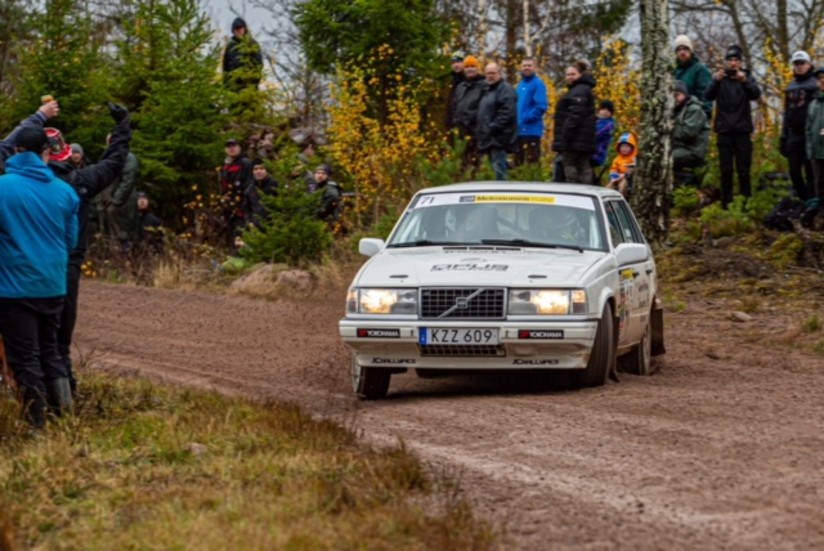 Andreas Hultström i sin Volvo på de leriga östgötavägarna.